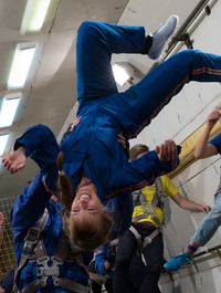 Astronautentraining, Astronautin Dr. Thiele-Eich schwebt in einer Raumkapsel, im Hintergrund weitere Personen, Übung